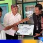 Caption: penyerahan dana apresiasi oleh pihak BRI kepada Kepala Desa Martajasah, (dok. regamedianews). 