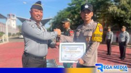 Caption: Kalapas Narkotika Kelas IIA Pamekasan menyerahkan reward kepada Bhabinkamtibmas Kelurahan Jungcangcang, (dok. regamedianews). 