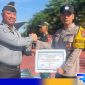 Caption: Kalapas Narkotika Kelas IIA Pamekasan menyerahkan reward kepada Bhabinkamtibmas Kelurahan Jungcangcang, (dok. regamedianews). 