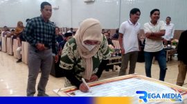 Caption: Ketua IWO Pamekasan saat tanda tangani deklarasi media massa kawal Pilkada damai 2024, (dok. regamedianews). 