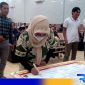 Caption: Ketua IWO Pamekasan saat tanda tangani deklarasi media massa kawal Pilkada damai 2024, (dok. regamedianews). 