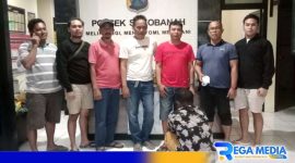 Caption: sejumlah polisi berpakaian preman, mengamankan pelaku narkotika di Mapolsek Sokobanah, (dok. Humas Polri). 