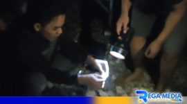 Caption: anggota Polres Sampang menemukan barang bukti sabu di pekarangan rumah warga Sokobanah, (dok. regamedianews). 