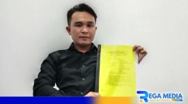 Caption: Abdurrouf tunjukkan arsip surat tanggapan yang dilayangkan ke KPU Sampang, (dok. regamedianews). 