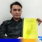 Caption: Abdurrouf tunjukkan arsip surat tanggapan yang dilayangkan ke KPU Sampang, (dok. regamedianews). 