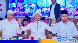 Caption: Gus Khoiron diapit oleh pasangan JIMAD saat acara Bajrasokah Bersholawat, (dok. Attaufiq Gallery). 