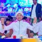 Caption: Gus Khoiron diapit oleh pasangan JIMAD saat acara Bajrasokah Bersholawat, (dok. Attaufiq Gallery). 