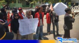 Caption: aktivis GMNI saat aksi unjuk rasa didepan kantor DPRD Sumenep, (dok. regamedianews). 