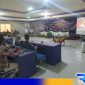 Caption: rapat pleno terbuka rekapitulasi DPSHP dan penetapan DPT Pilkada 2024, di aula hotel wisata Camplong, (dok. regamedianews). 