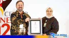 Caption: Direktur Pelayanan BPJS Ketenagakerjaan (Roswita Nilakurnia), saat terima penghargaan TBCCI 2024.