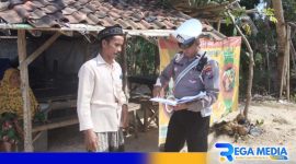 Caption: anggota Satlantas Polres Sampang saat meminta keterangan warga di sekitar TKP laka, (dok. regamedianews). 