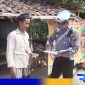 Caption: anggota Satlantas Polres Sampang saat meminta keterangan warga di sekitar TKP laka, (dok. regamedianews). 