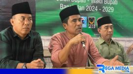 Caption: paslon Cabup-Cawabup Mathur-Jayus saat penyampaian pernyataannya di Posko Bangkalan Maju, (dok. regamedianews). 