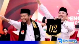 Caption: senyum sumringah pasangan Cabup-Cawabup Sampang (Aba Idi - Ra Mahfud) tunjukkan nomor urut 02, (dok. regamedianews). 