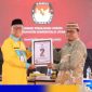 Caption: Thariq Modanggu Calon Bupati Gorontalo Utara tunjukkan nomor urut 02, (dok. regamedianews). 