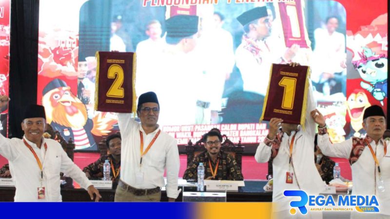 Caption: kedua masing-masing pasangan Cabup-Cawabup Bangkalan tunjukkan nomor urut, (dok. regamedianews). 