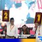 Caption: kedua masing-masing pasangan Cabup-Cawabup Bangkalan tunjukkan nomor urut, (dok. regamedianews). 