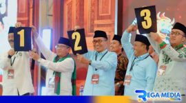 Caption: tiga pasangan Cabup-Cawabup Pamekasan tunjukkan perolehan nomor urut, (dok. KPU Pamekasan). 