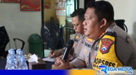 Caption: Kapolres Pamekasan memberikan arahan kepada anggotanya saat kunker ke Polsek jajaran, (dok. Humas Polri). 