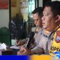 Caption: Kapolres Pamekasan memberikan arahan kepada anggotanya saat kunker ke Polsek jajaran, (dok. Humas Polri). 