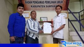 Caption: Tim Bidang Hukum Paslon Jimad Sakteh tunjukkan surat tanda terima laporan dari Bawaslu Kabupaten Sampang, (dok. regamedianews). 
