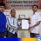 Caption: Tim Bidang Hukum Paslon Jimad Sakteh tunjukkan surat tanda terima laporan dari Bawaslu Kabupaten Sampang, (dok. regamedianews). 