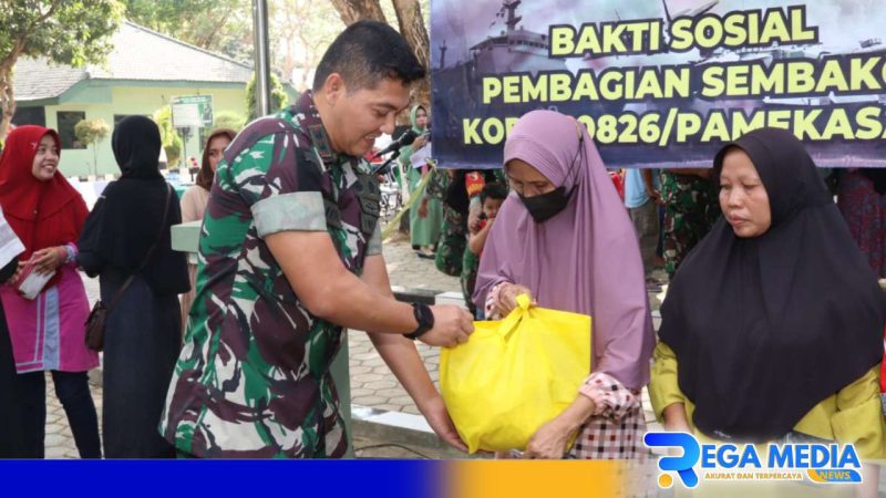 Caption: Dandim 0826 Pamekasan saat menyerahkan bantuan sembako, (dok. regamedianews). 
