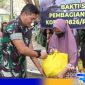 Caption: Dandim 0826 Pamekasan saat menyerahkan bantuan sembako, (dok. regamedianews). 