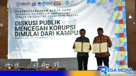 Caption: Rektor UTM tunjukkan Penandatanganan kerjasama dan diskusi publik bersama ICW, (dok. regamedianews).