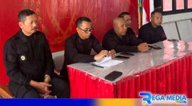 Caption: konferensi pers, Lapas Narkotika Pamekasan benerkan fakta isu foto viral napi berenang di Pantai Jumiang, (dok. regamedianews). 