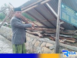 Hujan Disertai Angin Robohkan Garasi Masjid di Sampang