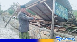 Caption: Ustad Agus Sapraji saat menunjukkan lokasi robohnya garasi masjid, (dok. regamedianews). 