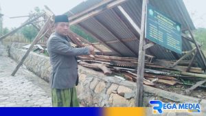 Hujan Disertai Angin Robohkan Garasi Masjid di Sampang