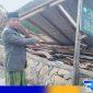 Caption: Ustad Agus Sapraji saat menunjukkan lokasi robohnya garasi masjid, (dok. regamedianews). 