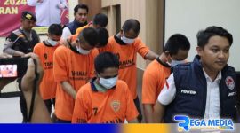 Caption: penyidik Satresnarkoba Polres Pamekasan gelandang tersangka kasus narkotika, (dok. regamedianews). 
