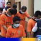 Caption: penyidik Satresnarkoba Polres Pamekasan gelandang tersangka kasus narkotika, (dok. regamedianews). 