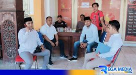 Captiom: Tim Bidang Hukum paslon Jimad Sakteh (kiri) selaku pelapor dan dua orang saksi (kanan) memenuhi panggilan Bawaslu Sampang, (dok. regamedianews). 