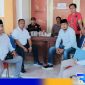Captiom: Tim Bidang Hukum paslon Jimad Sakteh (kiri) selaku pelapor dan dua orang saksi (kanan) memenuhi panggilan Bawaslu Sampang, (dok. regamedianews). 
