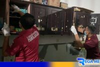 Caption: petugas Lapas Narkotika Kelas IIA Pamekasan rutin melakukan penggeledahan kamar napi. 