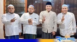 Caption: Cabup Sampang H. Slamet Junaidi pose dua jari bersama KH. Mahrus, serta kedua putranya KH. Zakariya dan KH. Zamzami, (dok. regamedianews). 