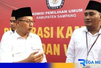 Caption: Aliyanto ketua KPU Sampang (kiri), usai deklarasi kampanye damai Pilkada 2024, (dok. regamedianews). 