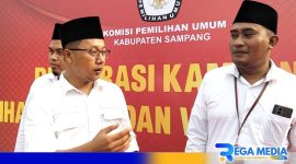 Caption: Aliyanto ketua KPU Sampang (kiri), usai deklarasi kampanye damai Pilkada 2024, (dok. regamedianews). 