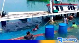 Caption: sejumlah nelayan Pulau Mandangin saat membantu mengevakuasi perahu yang tenggelam, (dok. regamedianews). 