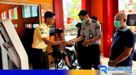 Caption: petugas Lapas Narkotika Pamekasan dampingi napi saat dirujuk ke rumah sakit, (dok. regamedianews). 