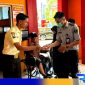 Caption: petugas Lapas Narkotika Pamekasan dampingi napi saat dirujuk ke rumah sakit, (dok. regamedianews). 