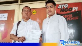 Caption: Tim divisi hukum paslon Jimad Sakteh (H. Achmad Bahri dan Didiyanto), tunjukkan tanda terima laporan dari Bawaslu Sampang, (dok. regamedianews). 