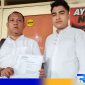 Caption: Tim divisi hukum paslon Jimad Sakteh (H. Achmad Bahri dan Didiyanto), tunjukkan tanda terima laporan dari Bawaslu Sampang, (dok. regamedianews). 