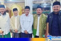 Caption: paslon bupati dan wakil bupati Bangkalan, Lukman-Fauzan, turut serta dalam perayaan 'Cocoghen' di Masjid Syaichona Kholil, Martajasah, (dok. regamedianews).