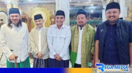 Caption: paslon bupati dan wakil bupati Bangkalan, Lukman-Fauzan, turut serta dalam perayaan 'Cocoghen' di Masjid Syaichona Kholil, Martajasah, (dok. regamedianews).