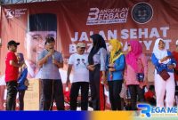 Caption: Calon Bupati Bangkalan Lukman Hakim, meriahkan jalan sehat bersama warga Kamal, (dok. regamedianews).